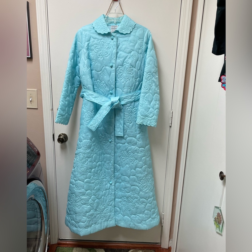 NWOT Vintage Beautiful full length robe is a size small